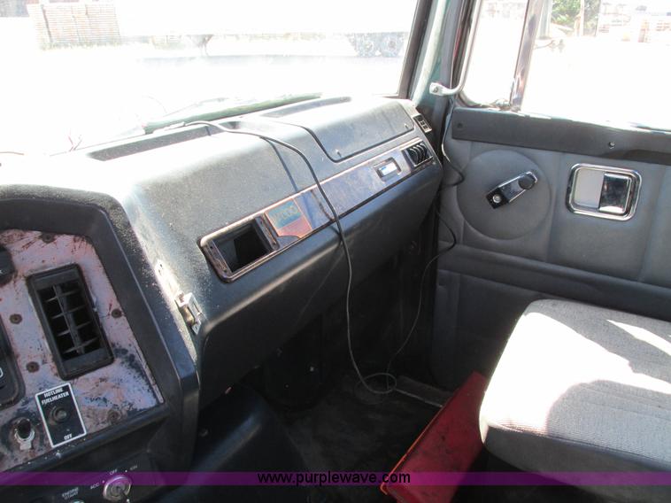 image for item I4129 1995 Volvo WCA semi truck