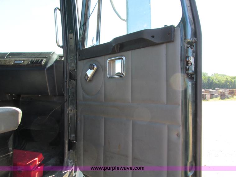 image for item I4129 1995 Volvo WCA semi truck