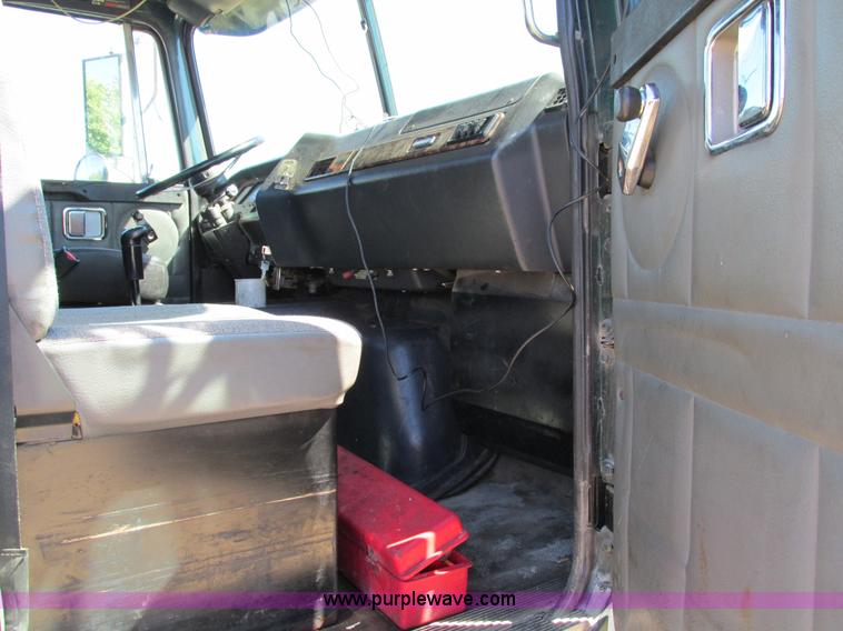 image for item I4129 1995 Volvo WCA semi truck