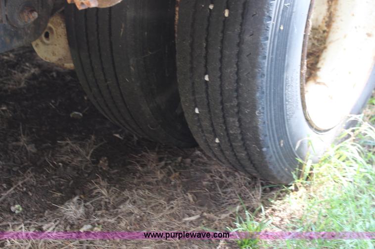 image for item I5902 2004 Fontaine Infinity drop deck trailer