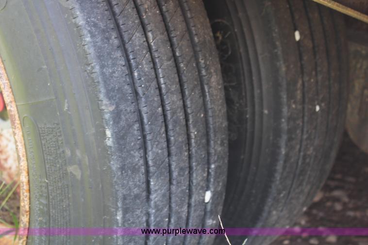 image for item I5902 2004 Fontaine Infinity drop deck trailer