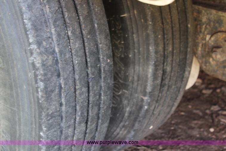 image for item I5902 2004 Fontaine Infinity drop deck trailer