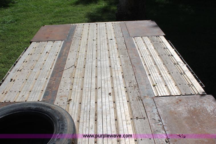 image for item I5902 2004 Fontaine Infinity drop deck trailer