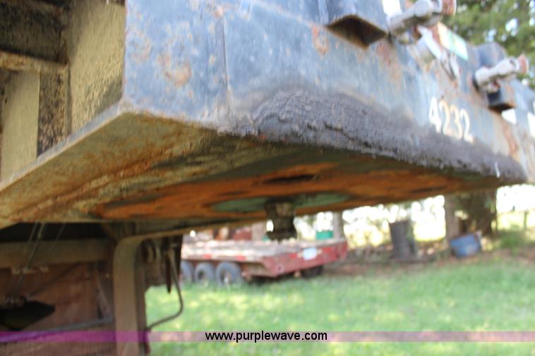 image for item I5902 2004 Fontaine Infinity drop deck trailer