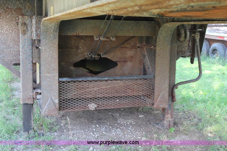 image for item I5902 2004 Fontaine Infinity drop deck trailer