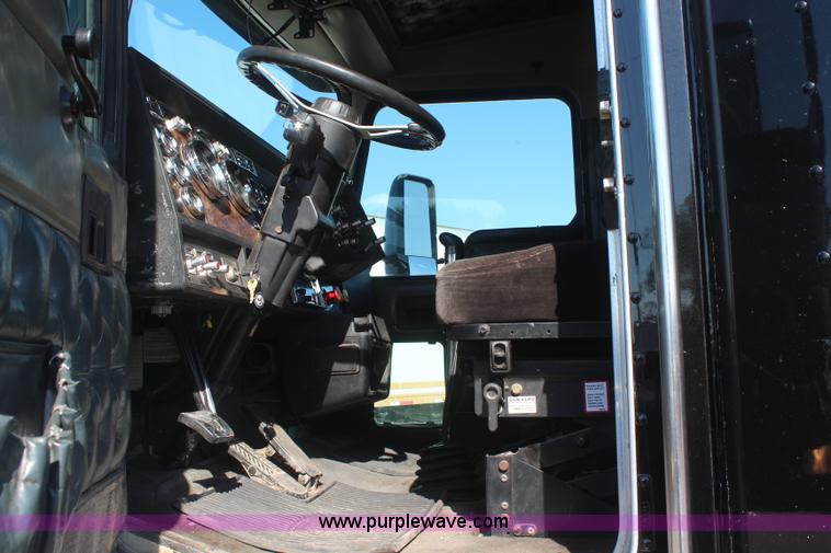 image for item J2077 1996 Kenworth T600 semi truck