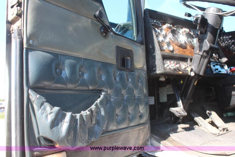 image for item J2077 1996 Kenworth T600 semi truck
