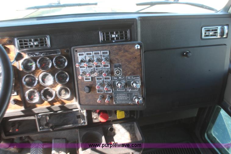 image for item J2077 1996 Kenworth T600 semi truck