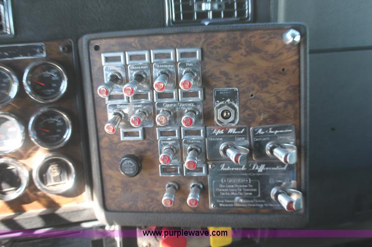 image for item J2077 1996 Kenworth T600 semi truck