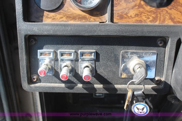 image for item J2077 1996 Kenworth T600 semi truck