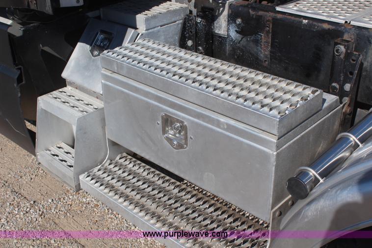 image for item J2077 1996 Kenworth T600 semi truck