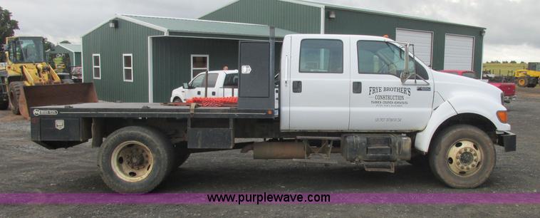 image for item J2466 2000 Ford F650 Crew Cab flatbed truck