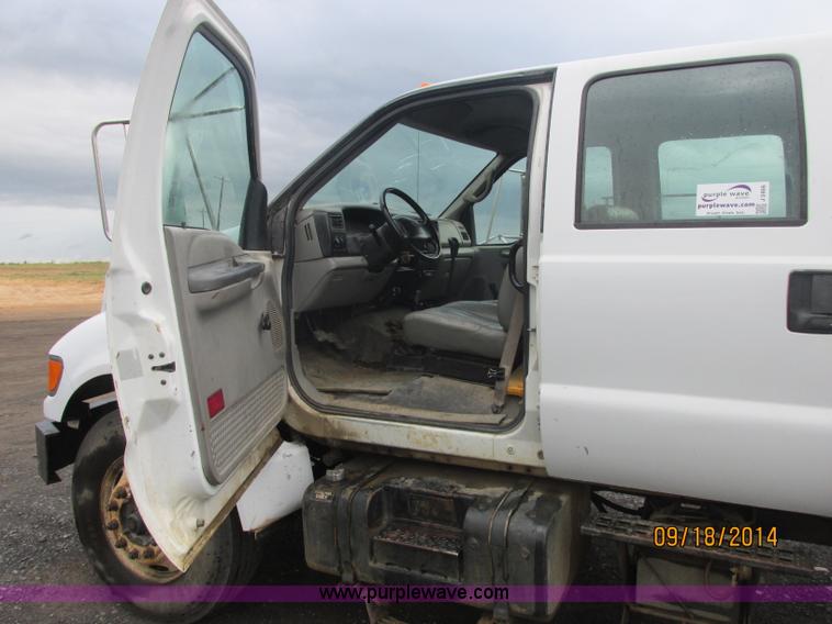 image for item J2466 2000 Ford F650 Crew Cab flatbed truck