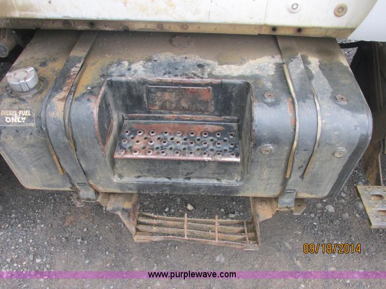 image for item J2466 2000 Ford F650 Crew Cab flatbed truck