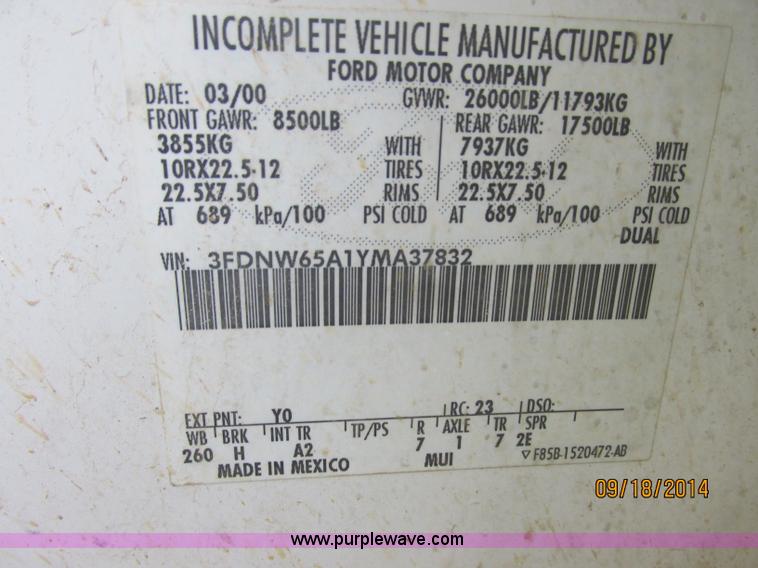 image for item J2466 2000 Ford F650 Crew Cab flatbed truck