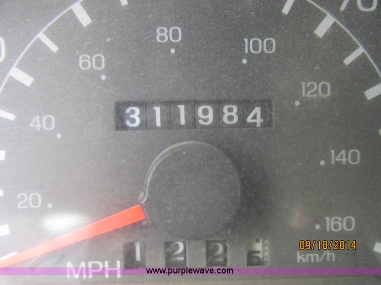 image for item J2466 2000 Ford F650 Crew Cab flatbed truck