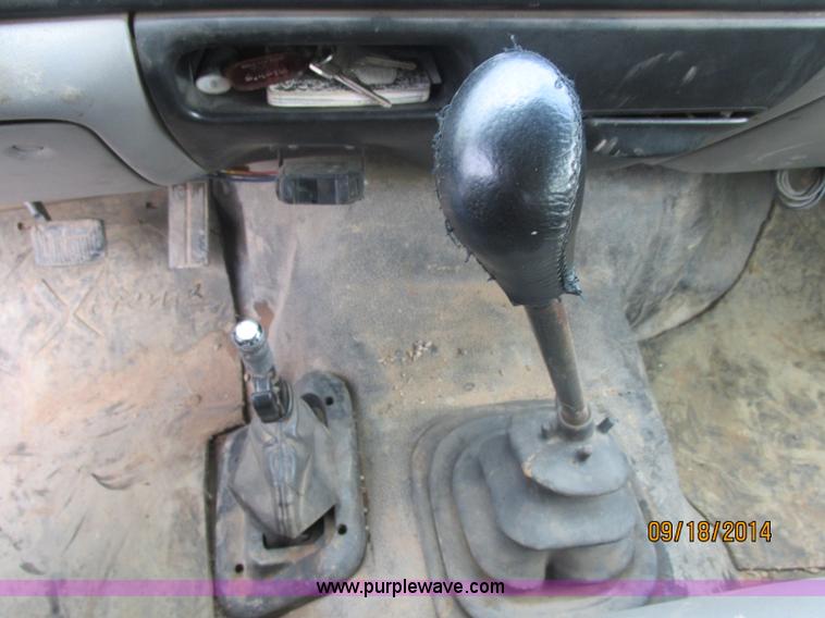 image for item J2466 2000 Ford F650 Crew Cab flatbed truck