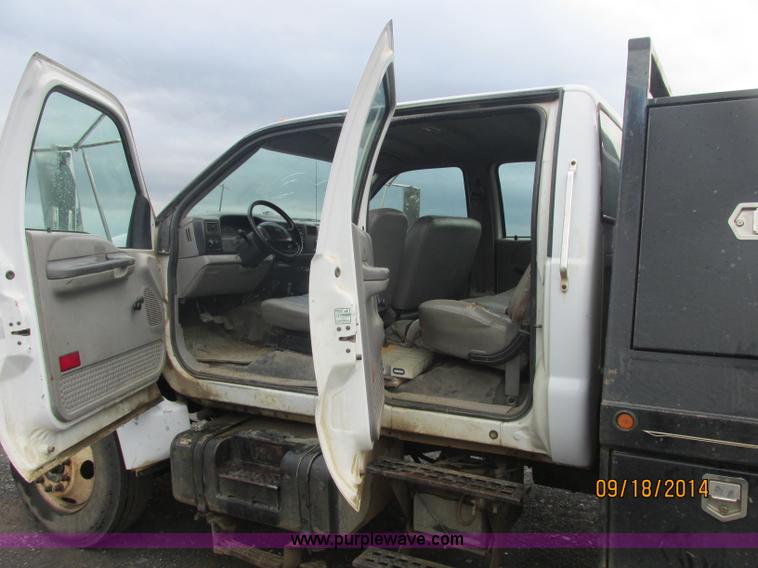 image for item J2466 2000 Ford F650 Crew Cab flatbed truck