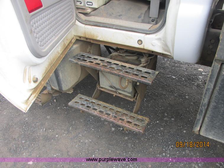 image for item J2466 2000 Ford F650 Crew Cab flatbed truck