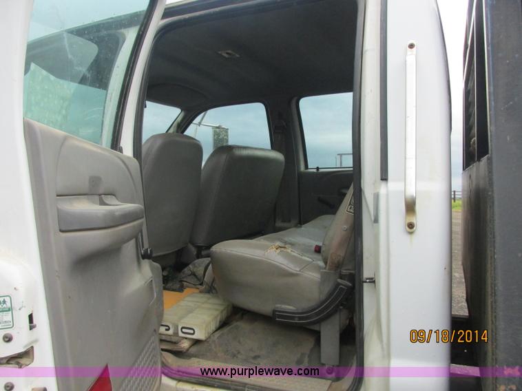 image for item J2466 2000 Ford F650 Crew Cab flatbed truck