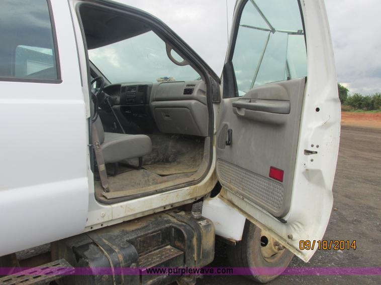 image for item J2466 2000 Ford F650 Crew Cab flatbed truck