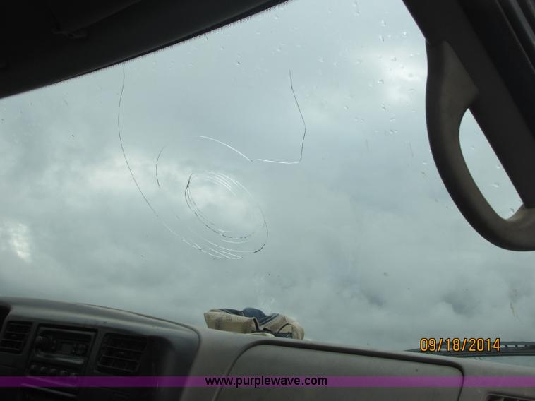 image for item J2466 2000 Ford F650 Crew Cab flatbed truck