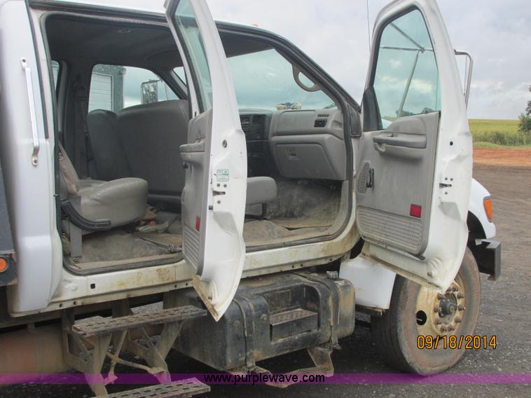 image for item J2466 2000 Ford F650 Crew Cab flatbed truck