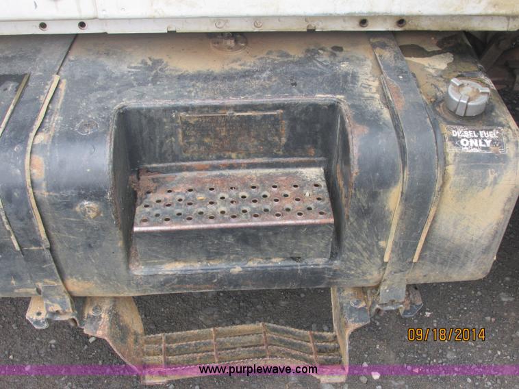 image for item J2466 2000 Ford F650 Crew Cab flatbed truck