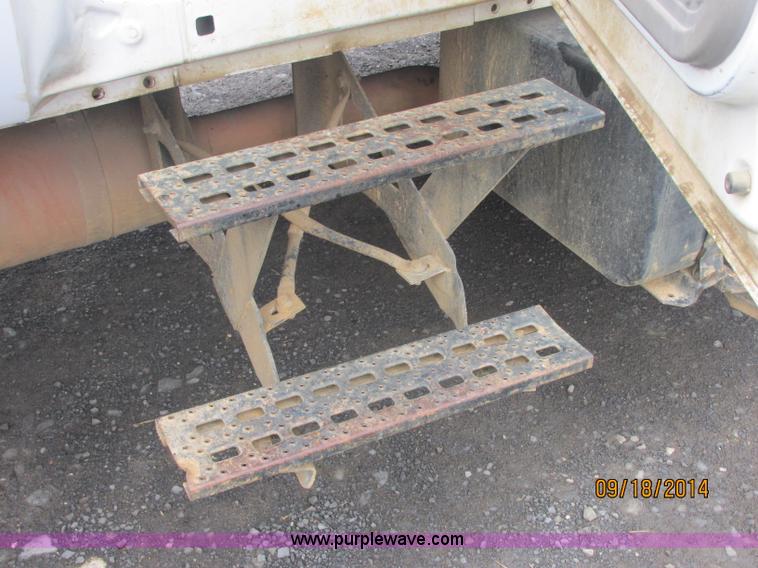 image for item J2466 2000 Ford F650 Crew Cab flatbed truck