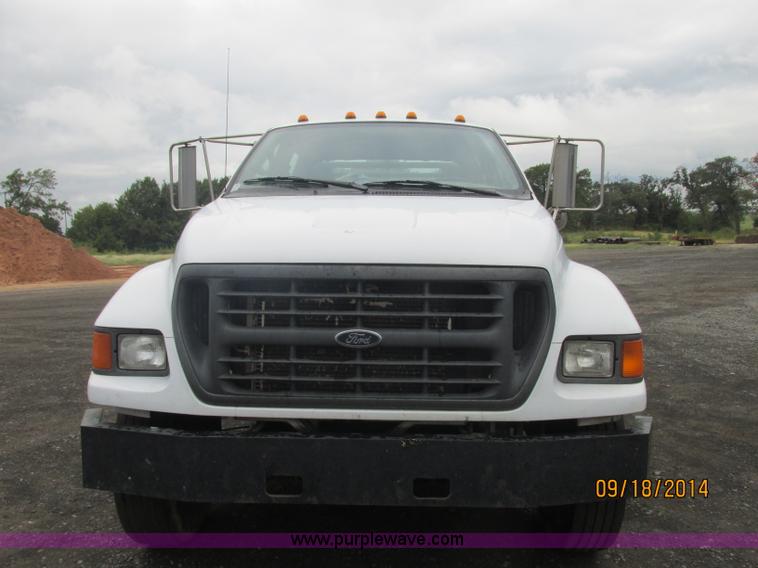 image for item J2466 2000 Ford F650 Crew Cab flatbed truck