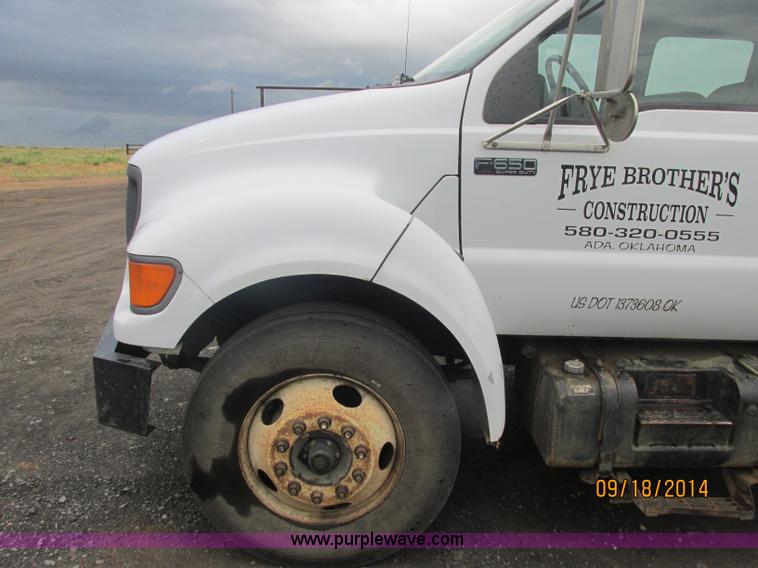 image for item J2466 2000 Ford F650 Crew Cab flatbed truck