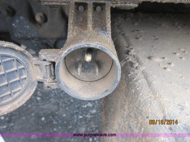 image for item J2466 2000 Ford F650 Crew Cab flatbed truck