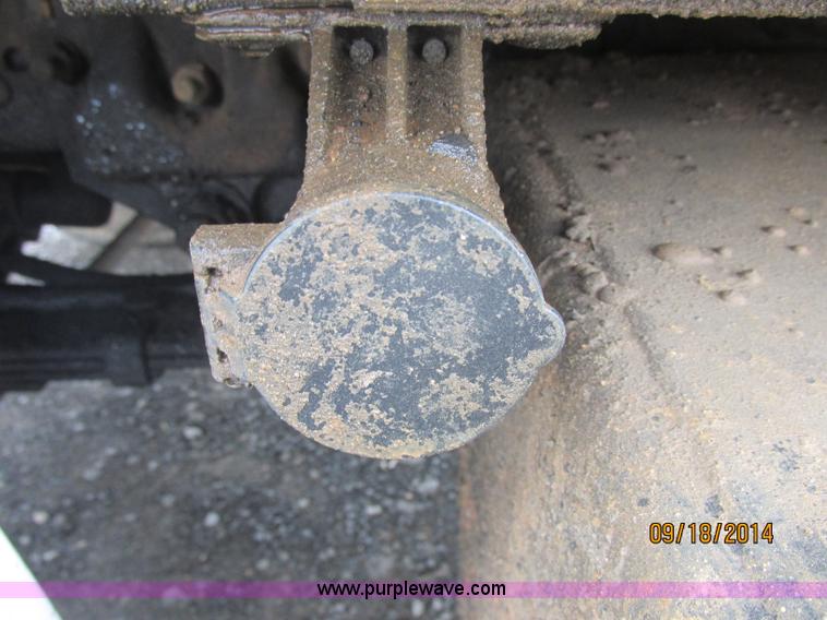 image for item J2466 2000 Ford F650 Crew Cab flatbed truck