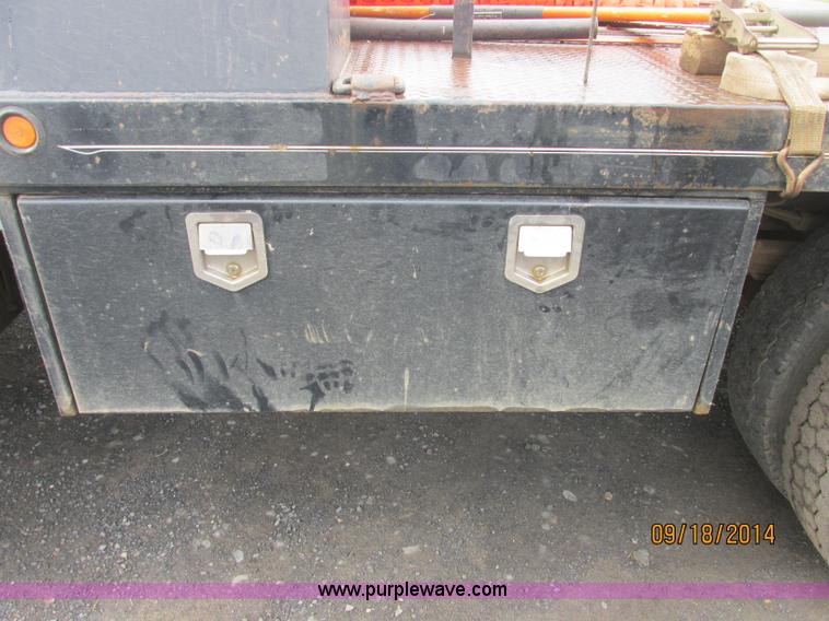 image for item J2466 2000 Ford F650 Crew Cab flatbed truck