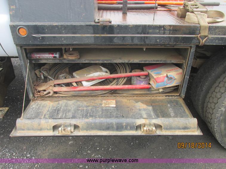 image for item J2466 2000 Ford F650 Crew Cab flatbed truck