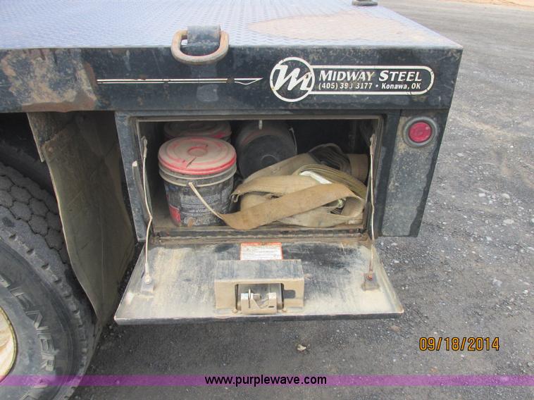 image for item J2466 2000 Ford F650 Crew Cab flatbed truck