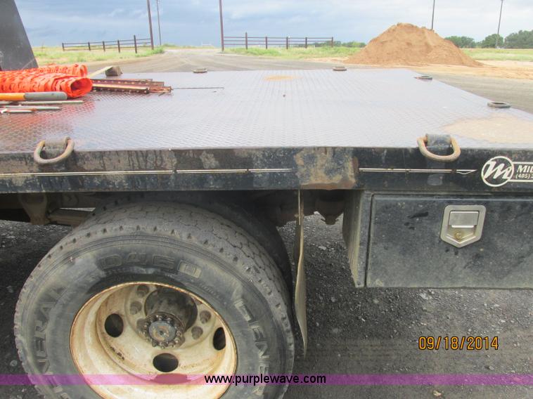 image for item J2466 2000 Ford F650 Crew Cab flatbed truck