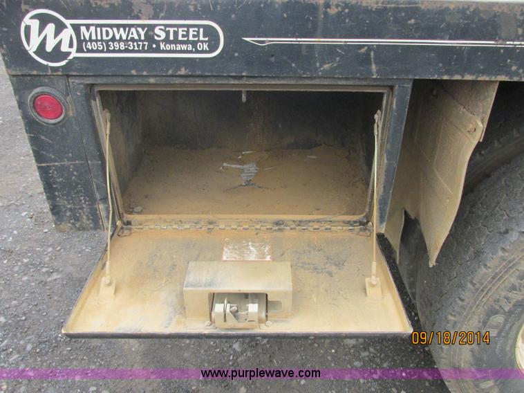 image for item J2466 2000 Ford F650 Crew Cab flatbed truck