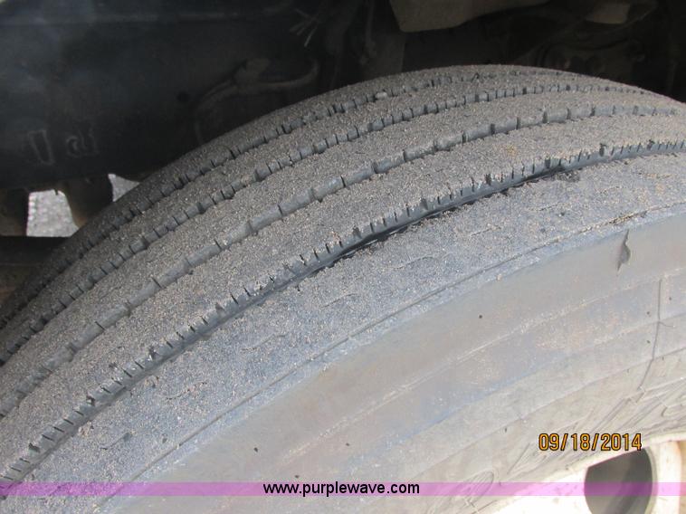 image for item J2466 2000 Ford F650 Crew Cab flatbed truck