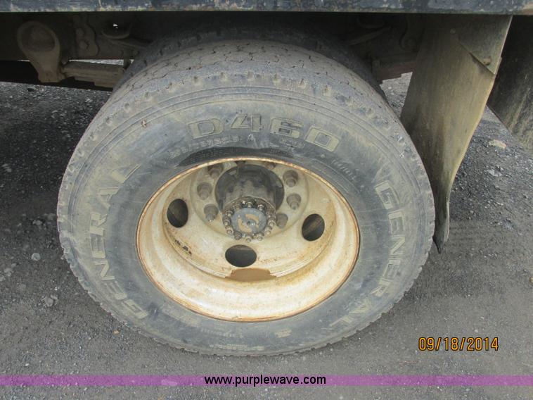 image for item J2466 2000 Ford F650 Crew Cab flatbed truck