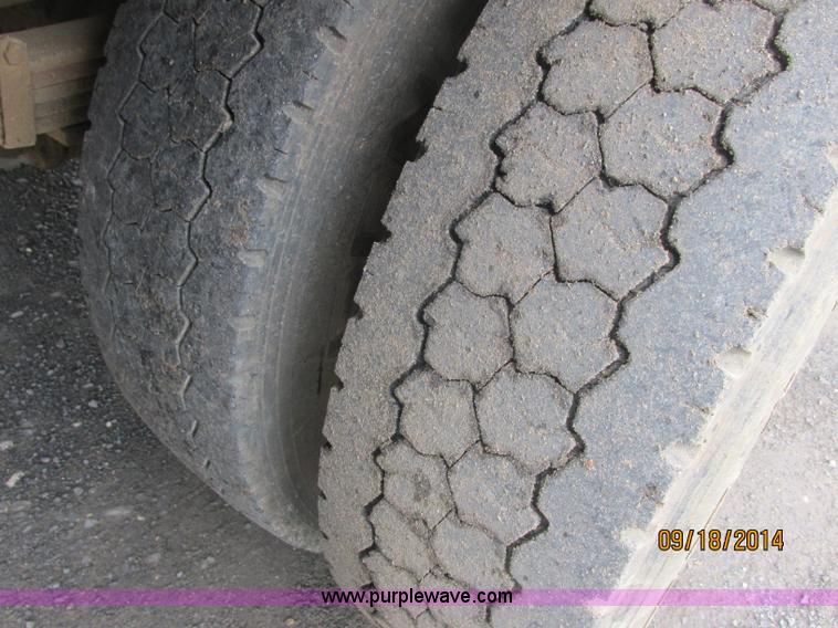 image for item J2466 2000 Ford F650 Crew Cab flatbed truck