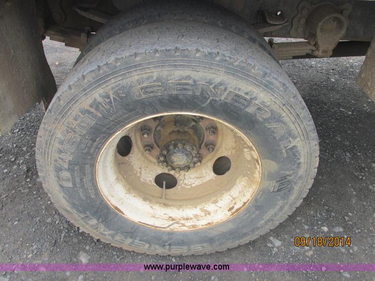 image for item J2466 2000 Ford F650 Crew Cab flatbed truck