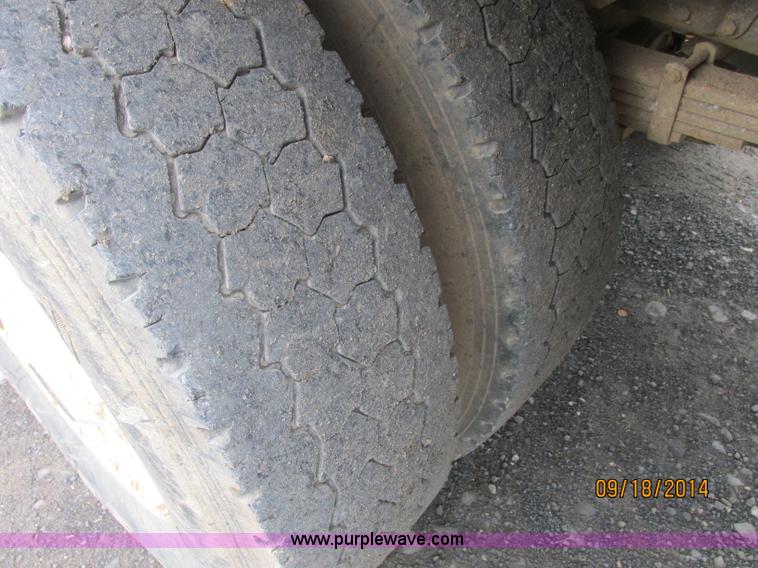 image for item J2466 2000 Ford F650 Crew Cab flatbed truck