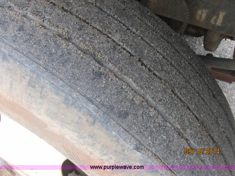 image for item J2466 2000 Ford F650 Crew Cab flatbed truck