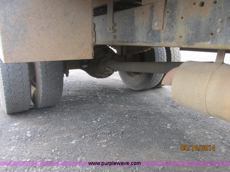 image for item J2466 2000 Ford F650 Crew Cab flatbed truck