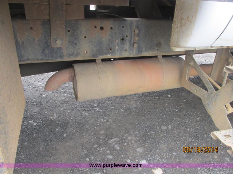 image for item J2466 2000 Ford F650 Crew Cab flatbed truck