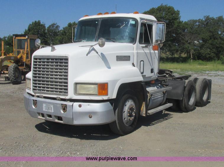 image for item J2467 1999 Mack CH613 semi truck
