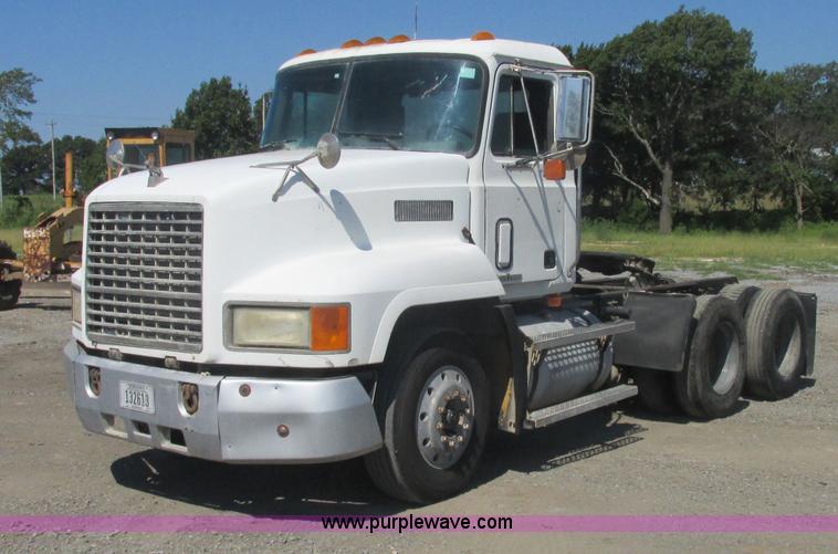 image for item J2467 1999 Mack CH613 semi truck