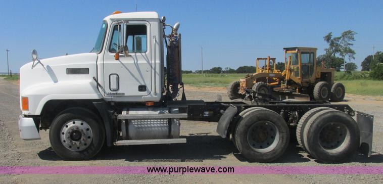 image for item J2467 1999 Mack CH613 semi truck