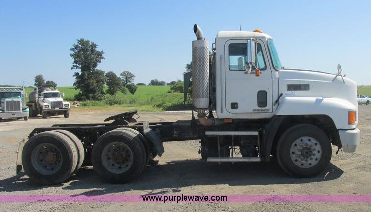 image for item J2467 1999 Mack CH613 semi truck